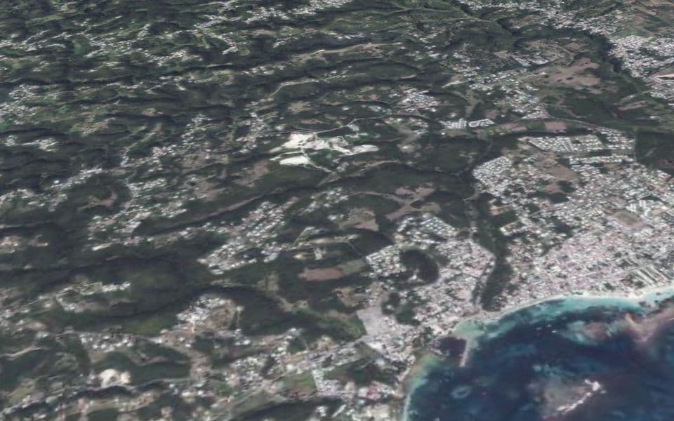 Vue 3D du littoral de Sainte-Anne dans le jumeau numérique : relief, trait de côte et tissu urbain.